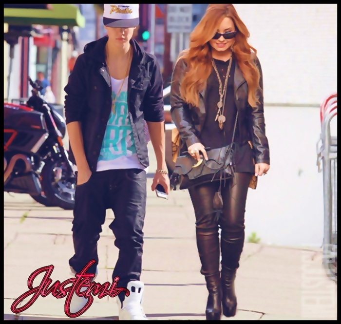 H: `Aii` cacat, iar paparazzi! - J: Ma bucur ca te enerveaza!