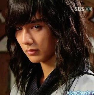 302125_300632583385627_717445822_n - Yoo seung ho