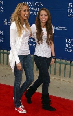 033 - 16th Annual EIF Revlon Run Walk For Women 2009