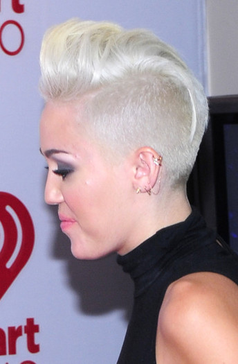 Miley+Cyrus+2012+iHeartRadio+Music+Festival+A4YNWtzr49Tl - iHeartRadio Music Festival - Day 1 - Press Room 2012