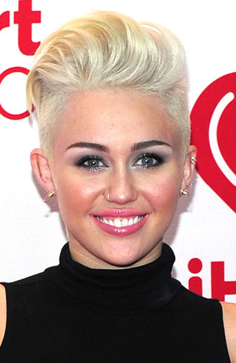 Miley+Cyrus+2012+iHeartRadio+Music+Festival+fQ7oxKWLP7Il - iHeartRadio Music Festival - Day 1 - Press Room 2012