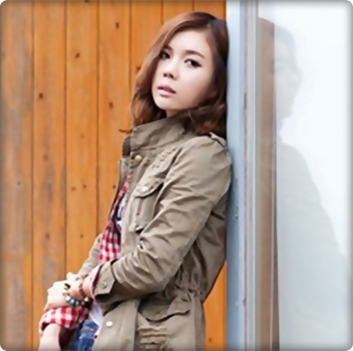 [se asaza pe o banca] Hehe,e si un lac :x