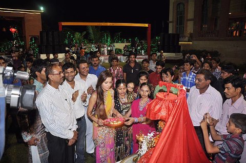 60338_361168990640705_317013637_n - sara khan20