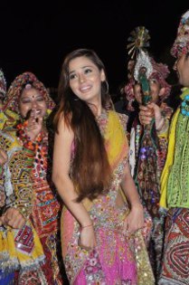 284044_155298877949621_1342343152_n - sara khan20
