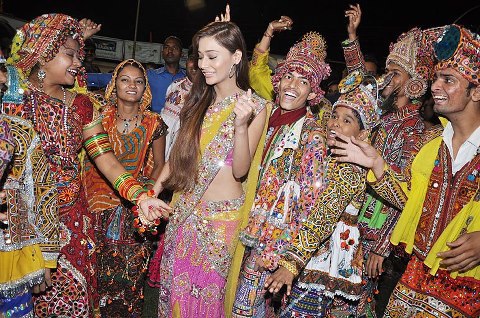 420892_361168303974107_1513632074_n - sara khan20