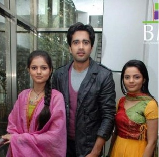 triunghiuliubiriiultimu; Radhika , Dev si Vishaka
