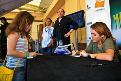normal_180 - Autograph Signing at Colombo in Lisbon Portugal 2010