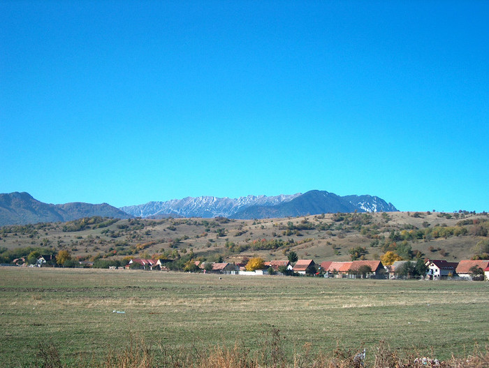 Piatra Craiului vazuta de la Tohanul Nou in drum spre Moieciu - A sosit toamna la Bran-Moieciu-Octombrie 2012