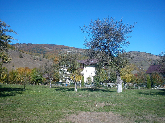 Casa lui Ionica si Magura in spate ... - A sosit toamna la Bran-Moieciu-Octombrie 2012