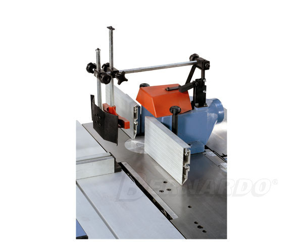 CWM260F-1200-Limitatorul capacului de protectie a frezei poate fi reglat usor si rapid. Stut de aspi; Pret: 2850 euro fara tva
Departament Vanzari: 
0730 260 452
comercial@emtools.ro
www.emtools.ro
www.ebernardo.ro
www.eagricol.ro
