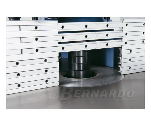 T750-Sina de siguranta integrala din aluminiu anodizat cu posibilitatea de ajustare pentru fiecare f; Pret: 1090 euro fara tva
Departament Vanzari: 
0730 260 452
comercial@emtools.ro
www.emtools.ro
www.ebernardo.ro
www.eagricol.ro
