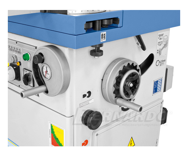 TS900F- Inclinarea unitatii de frezare se face cu ajutorul rotii de mana ergonomice, selectarea grad; Pret: 4290 euro fara tva
Departament Vanzari: 
0730 260 452
comercial@emtools.ro
www.emtools.ro
www.ebernardo.ro
www.eagricol.ro
