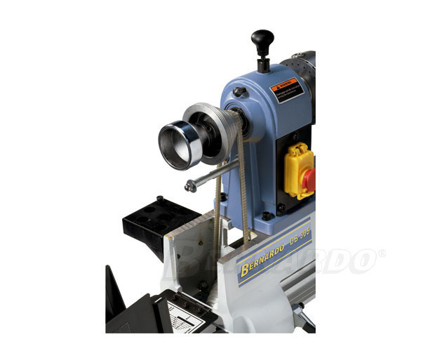 DB305-Transmisia puterii pe pinola se face prin intermediul curelei trapezoidale robuste; Pret: 225 euro fara tva
Departament Vanzari: 
0730 260 452
comercial@emtools.ro
www.emtools.ro
www.ebernardo.ro
www.eagricol.ro
