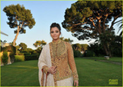73418428_FIAGOLQ3 - 4-Aishwarya Rai Bachchan