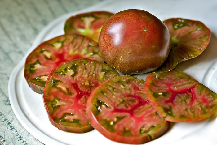 BLACK from TULA; Gustoase,frumoase si cu acel ceva special in privinta gustului cum au tomatele negre.
