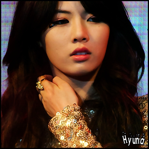 ^.^ Mi se pare...sau esti trist?...:-s...[se aseaza pe fotoliu]