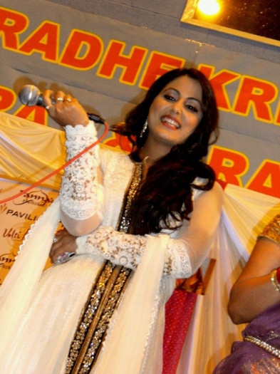 556227_310565782354546_798784056_n - Hina Khan new 2