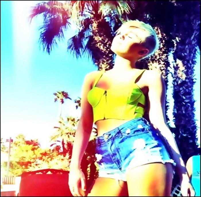  - 0x - Twitter Pictures - Miley