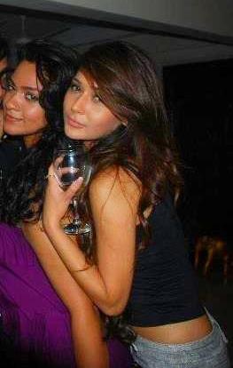 427784_107602659400825_186939340_n - sara khan20