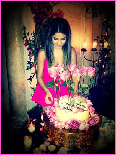 Selena-Gomez-Rose-Birthday-Cake