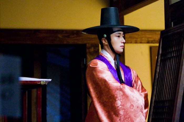 Ce vrei femeie?Nu vezi ca eu dorm?