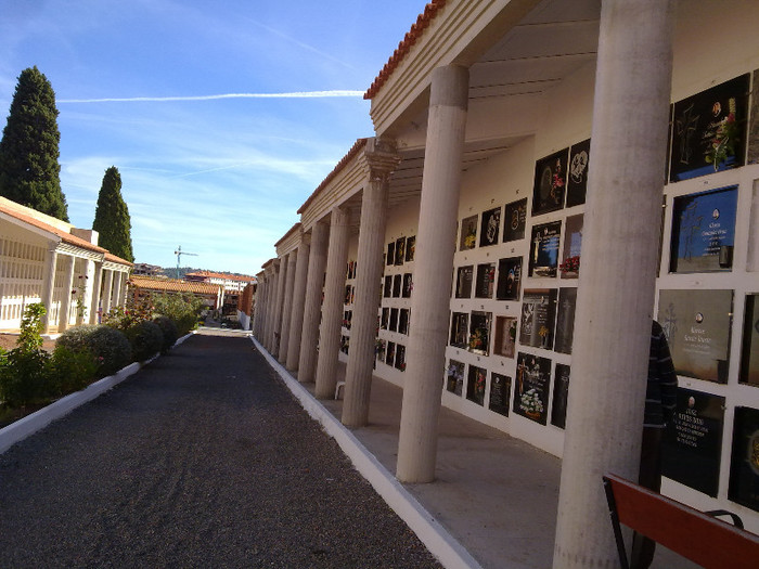 alei in cimitir catolic