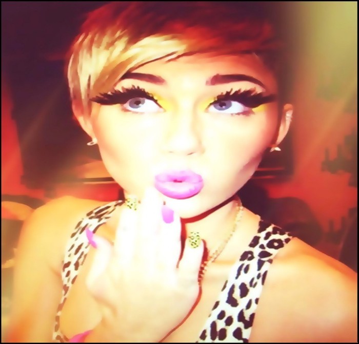  - 0x - Twitter Pictures - Miley