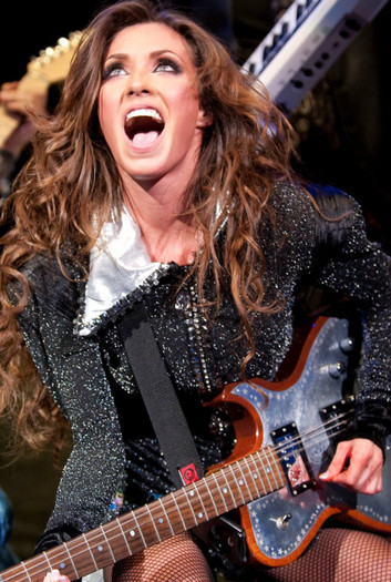 422433_10150694230351368_1879088786_n - Anahi