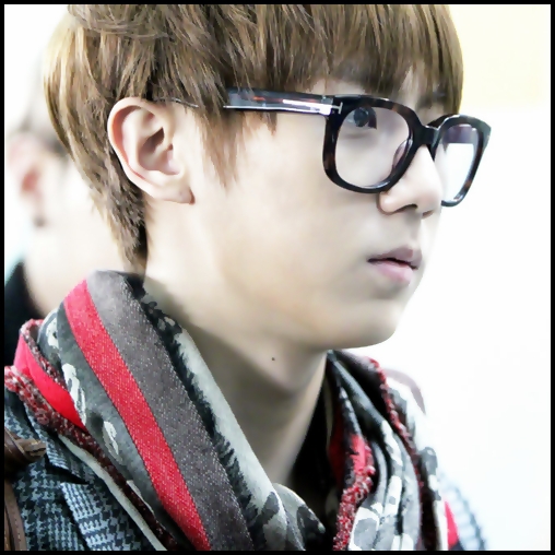 ~ [intra ajutand`o pe Bora]...Yoseob...Fi si tu mai atent...are piciorul luxat.