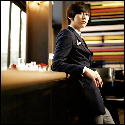 ~ [se pune idem pic,sprijinit de balustrada]...8-|...Yoseob...esti culmea.:|