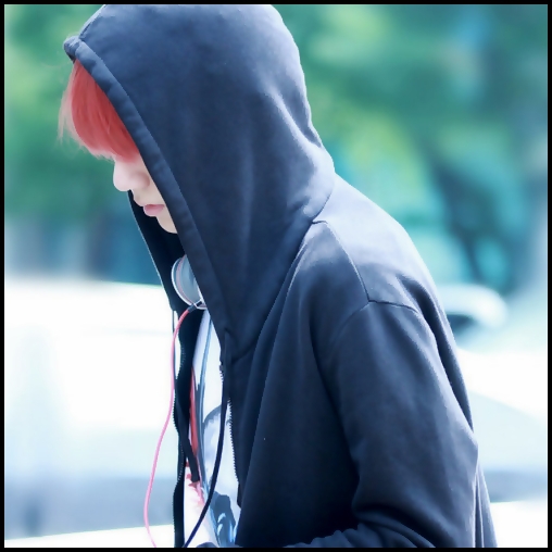 ~ [intra`n casa trantind usa] ...Urasc chestiile astea..:-L[se tranteste pe fotoliu]