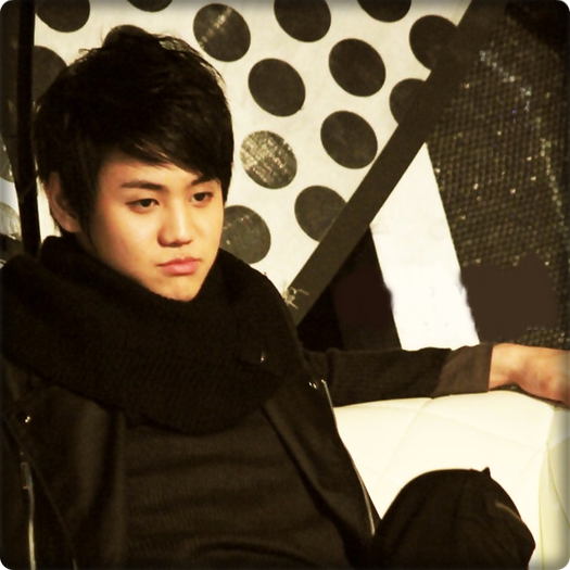 ` Oricum... A spar oglinda din sala de repetitii. :|[se pune pe canapea]