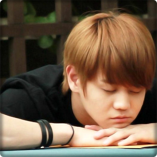 ` [I.P pe spatarul bancii] ... Pffff ...ce e cu voi doi?:|