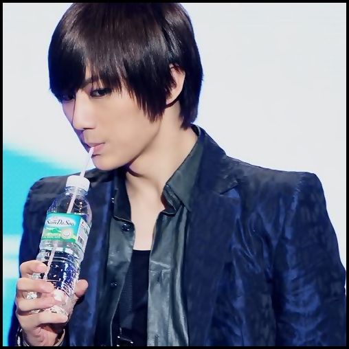 ~ [se intoarce.IP] de ce nu te`ai dus cu ei? [se pune pe fotoliu]