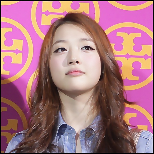 - Pai..nu conteaza..:P si..ce mai face tu? ;;) :))[se pune pe canapea]