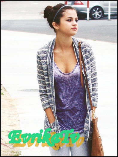 [se face si ea ca pleaca, dar se ascunde in baie=))]