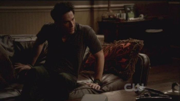 ;→ habar n`am;_?? ^se intinde pe kanapea^