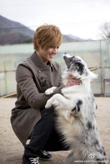  - Kim hyun joong and his dogs