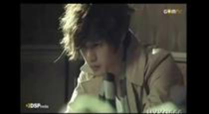 oare de ce nu ma mira ca kim hyun joong