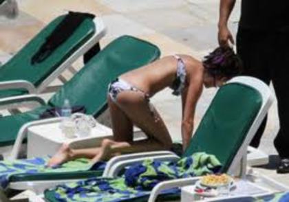 - [se impiedica si cade] firar. ;l