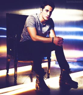 ;→ bantuie careva pe aiky sau sunth alone;_??