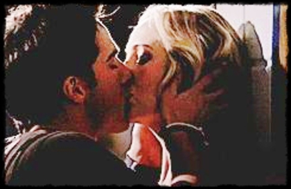 ;→ nu mai ziki nimik;;_]^se tranteste pe kanapea shy`o trage peste el + kiss^