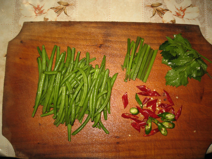 Pastai iuti,Octombrie 2012; fasole fideluta verde,tije telina,ardei iuti ,saramura
