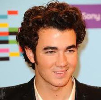 Astazi..5.11..este ziua de nastere a lui Kevin Jonas