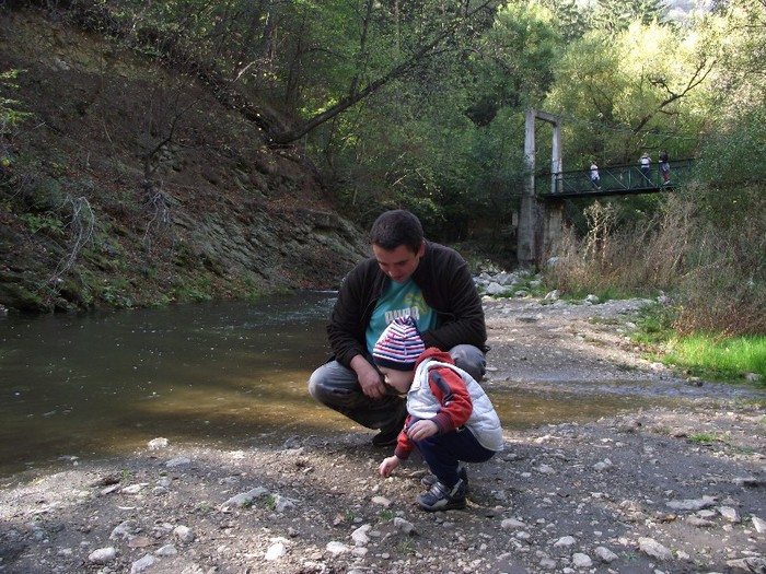 invatam sa aruncam cu pietre in rau - Cheile Turzii - cu nasii