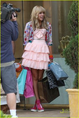 normal_13 - On Set of the Hannah Montana Movie in Beverly Hills 2008