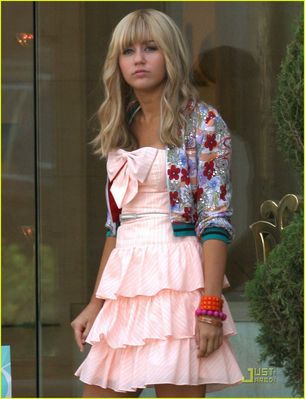normal_15 - On Set of the Hannah Montana Movie in Beverly Hills 2008