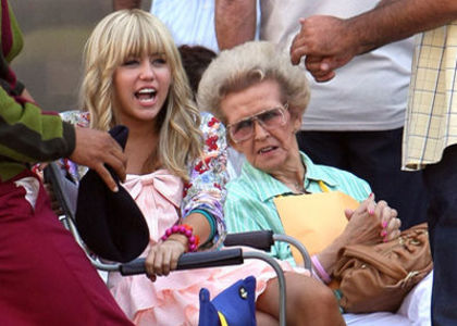 normal_20 - On Set of the Hannah Montana Movie in Beverly Hills 2008