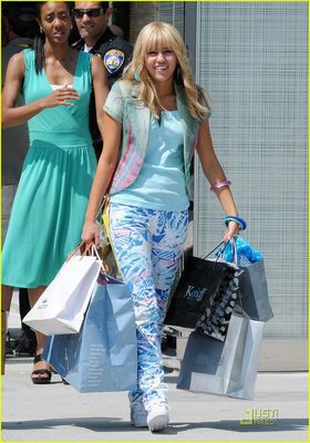 normal_37 - On Set of the Hannah Montana Movie in Beverly Hills 2008