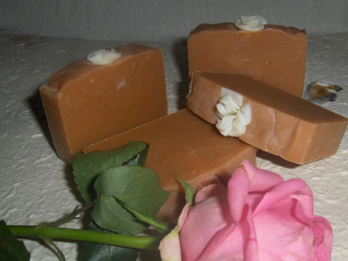 Shealux cu parfum de trandafiri - Sapun natural de casa